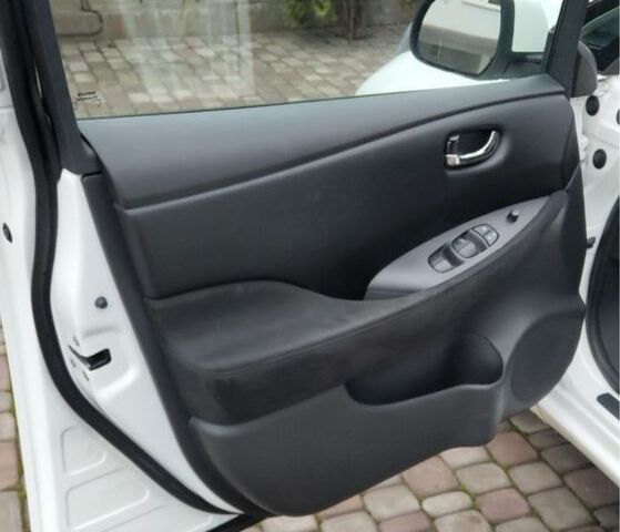 Белый Ниссан Лиф, объемом двигателя 0 л и пробегом 92 тыс. км за 7200 $, фото 10 на Automoto.ua