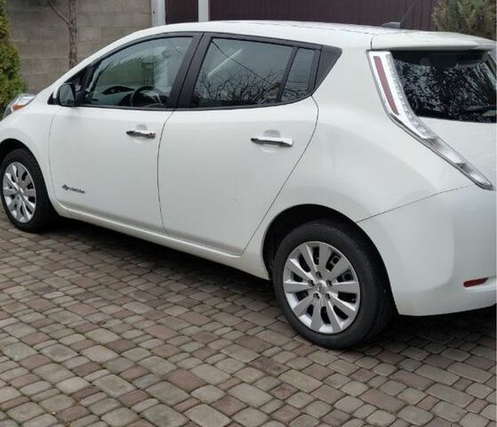 Белый Ниссан Лиф, объемом двигателя 0 л и пробегом 92 тыс. км за 7200 $, фото 3 на Automoto.ua