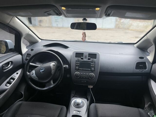 Белый Ниссан Лиф, объемом двигателя 0 л и пробегом 166 тыс. км за 6500 $, фото 4 на Automoto.ua