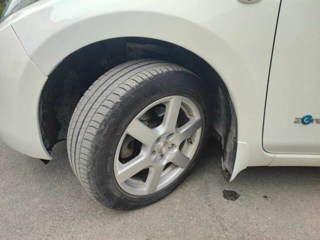 Белый Ниссан Лиф, объемом двигателя 0 л и пробегом 97 тыс. км за 6700 $, фото 2 на Automoto.ua