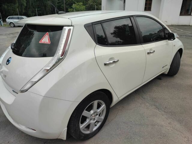 Белый Ниссан Лиф, объемом двигателя 0 л и пробегом 97 тыс. км за 6700 $, фото 6 на Automoto.ua