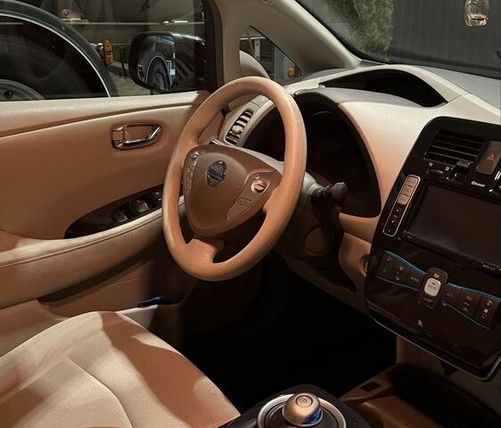 Черный Ниссан Лиф, объемом двигателя 0 л и пробегом 79 тыс. км за 4800 $, фото 12 на Automoto.ua