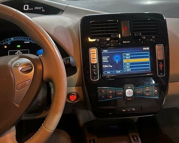 Черный Ниссан Лиф, объемом двигателя 0 л и пробегом 130 тыс. км за 5400 $, фото 5 на Automoto.ua