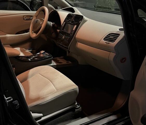 Черный Ниссан Лиф, объемом двигателя 0 л и пробегом 79 тыс. км за 4800 $, фото 4 на Automoto.ua