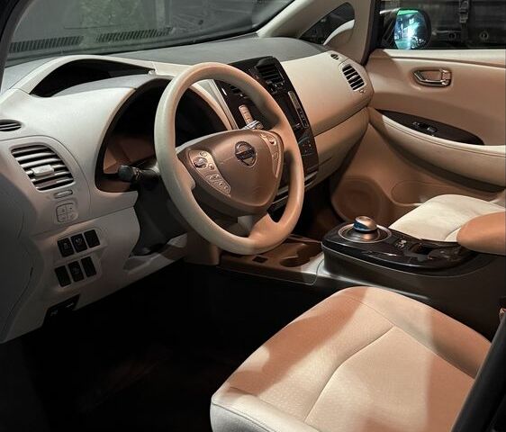 Черный Ниссан Лиф, объемом двигателя 0 л и пробегом 79 тыс. км за 4800 $, фото 10 на Automoto.ua