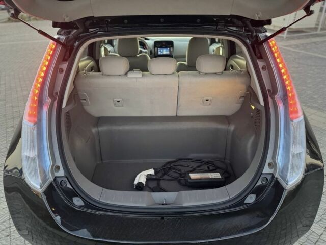 Черный Ниссан Лиф, объемом двигателя 0 л и пробегом 133 тыс. км за 4499 $, фото 10 на Automoto.ua