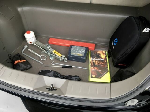 Черный Ниссан Лиф, объемом двигателя 0 л и пробегом 150 тыс. км за 4250 $, фото 17 на Automoto.ua