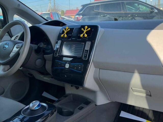 Черный Ниссан Лиф, объемом двигателя 0 л и пробегом 155 тыс. км за 5900 $, фото 15 на Automoto.ua