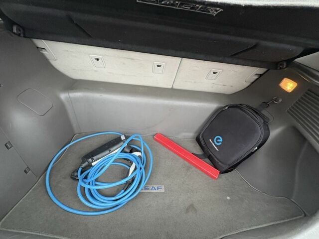 Черный Ниссан Лиф, объемом двигателя 0 л и пробегом 97 тыс. км за 4000 $, фото 19 на Automoto.ua