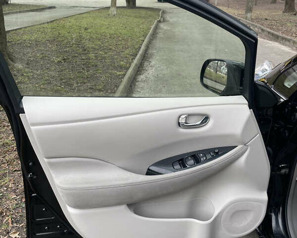 Черный Ниссан Лиф, объемом двигателя 0 л и пробегом 171 тыс. км за 5700 $, фото 11 на Automoto.ua