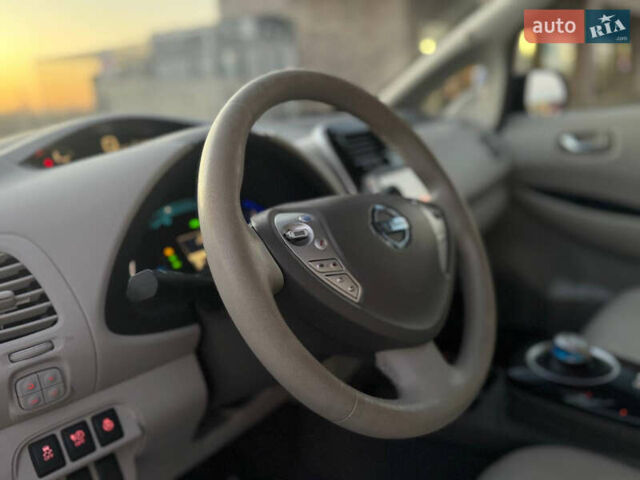 Черный Ниссан Лиф, объемом двигателя 0 л и пробегом 133 тыс. км за 4400 $, фото 19 на Automoto.ua
