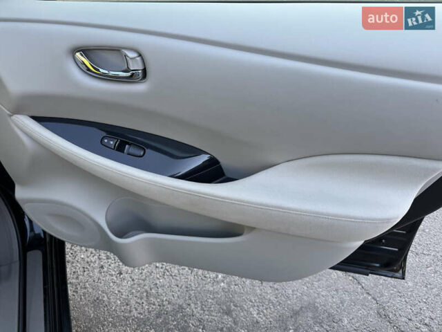 Черный Ниссан Лиф, объемом двигателя 0 л и пробегом 179 тыс. км за 5000 $, фото 6 на Automoto.ua