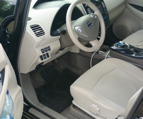 Черный Ниссан Лиф, объемом двигателя 0 л и пробегом 90 тыс. км за 5200 $, фото 1 на Automoto.ua