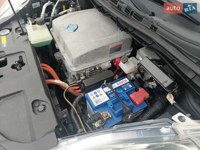 Черный Ниссан Лиф, объемом двигателя 0 л и пробегом 100 тыс. км за 6350 $, фото 23 на Automoto.ua