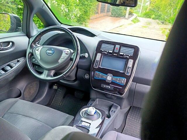 Черный Ниссан Лиф, объемом двигателя 0 л и пробегом 165 тыс. км за 6700 $, фото 4 на Automoto.ua