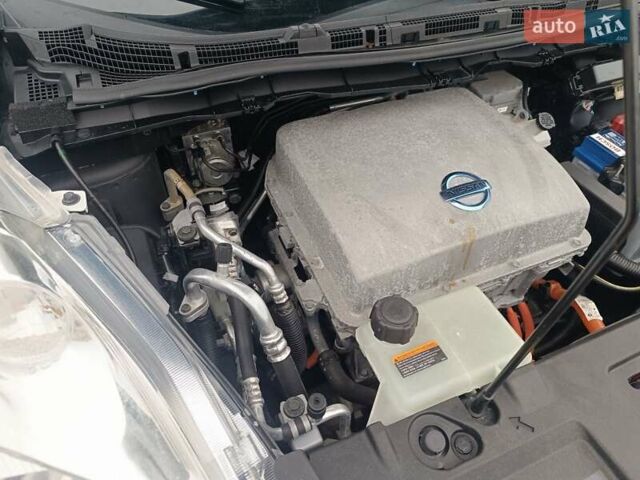 Черный Ниссан Лиф, объемом двигателя 0 л и пробегом 100 тыс. км за 6350 $, фото 22 на Automoto.ua