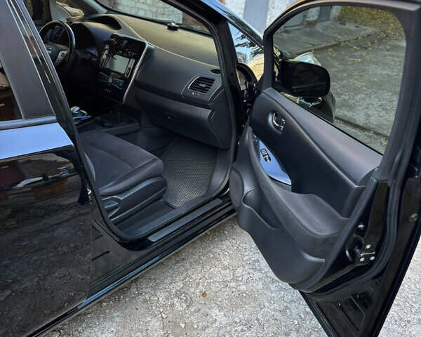 Черный Ниссан Лиф, объемом двигателя 0 л и пробегом 115 тыс. км за 6999 $, фото 6 на Automoto.ua