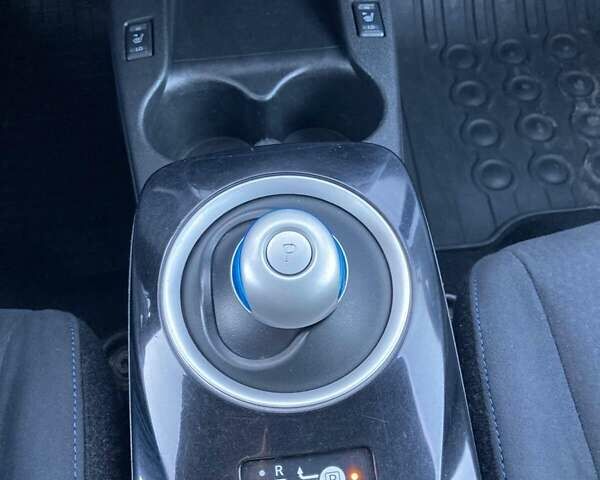 Черный Ниссан Лиф, объемом двигателя 0 л и пробегом 180 тыс. км за 5850 $, фото 17 на Automoto.ua