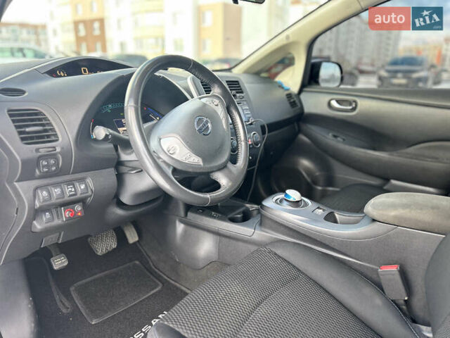 Черный Ниссан Лиф, объемом двигателя 0 л и пробегом 141 тыс. км за 6500 $, фото 17 на Automoto.ua
