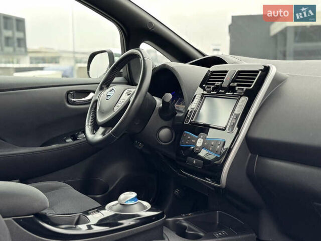 Черный Ниссан Лиф, объемом двигателя 0 л и пробегом 100 тыс. км за 5999 $, фото 9 на Automoto.ua