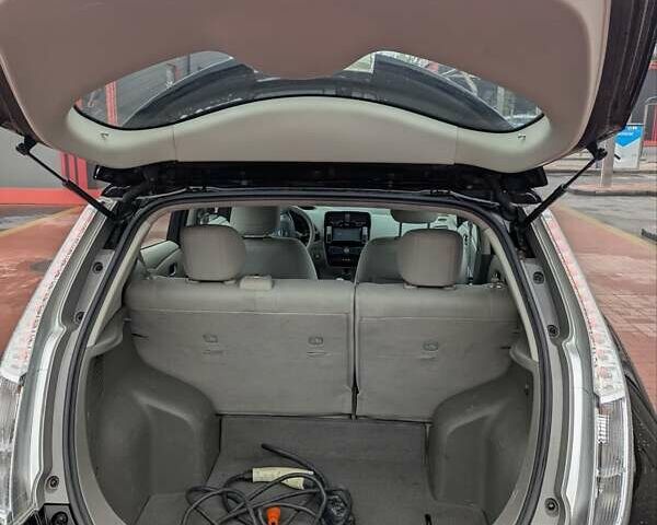 Черный Ниссан Лиф, объемом двигателя 0 л и пробегом 157 тыс. км за 5999 $, фото 18 на Automoto.ua