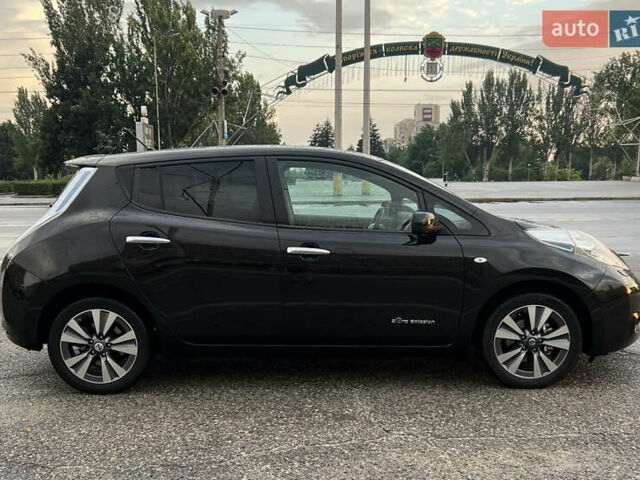 Черный Ниссан Лиф, объемом двигателя 0 л и пробегом 104 тыс. км за 8500 $, фото 4 на Automoto.ua