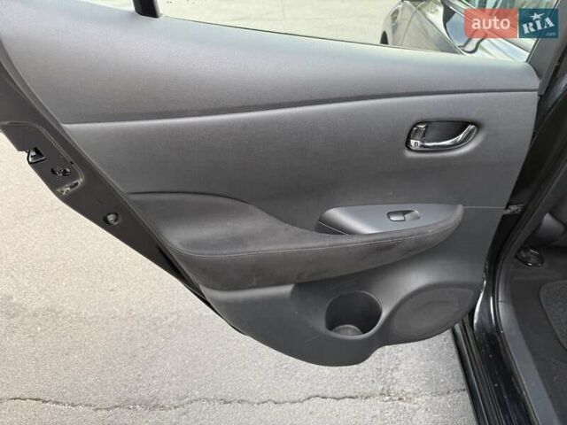 Черный Ниссан Лиф, объемом двигателя 0 л и пробегом 123 тыс. км за 6500 $, фото 13 на Automoto.ua