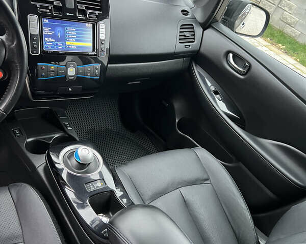 Черный Ниссан Лиф, объемом двигателя 0 л и пробегом 109 тыс. км за 7500 $, фото 10 на Automoto.ua