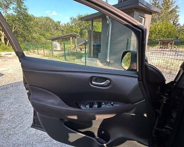 Чорний Ніссан Ліф, об'ємом двигуна 0 л та пробігом 105 тис. км за 7999 $, фото 13 на Automoto.ua