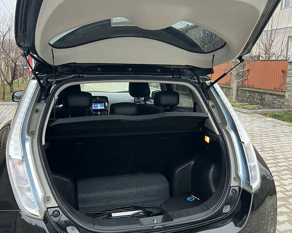 Черный Ниссан Лиф, объемом двигателя 0 л и пробегом 109 тыс. км за 7500 $, фото 20 на Automoto.ua