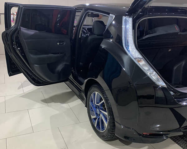 Черный Ниссан Лиф, объемом двигателя 0 л и пробегом 103 тыс. км за 9800 $, фото 27 на Automoto.ua