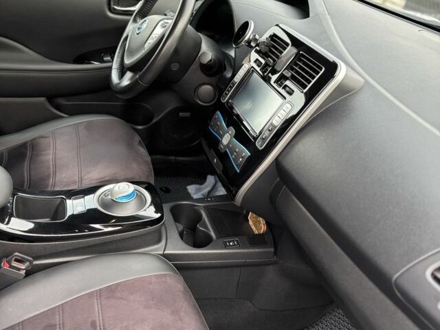 Черный Ниссан Лиф, объемом двигателя 0 л и пробегом 98 тыс. км за 7000 $, фото 7 на Automoto.ua