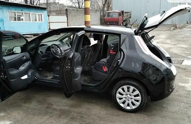 Черный Ниссан Лиф, объемом двигателя 0 л и пробегом 130 тыс. км за 10200 $, фото 1 на Automoto.ua
