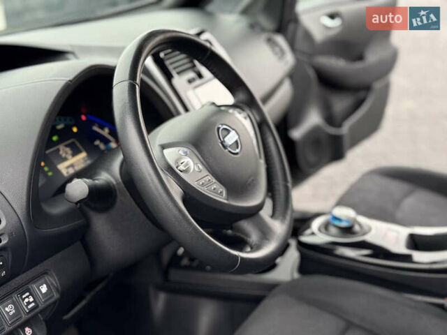 Черный Ниссан Лиф, объемом двигателя 0 л и пробегом 100 тыс. км за 6700 $, фото 46 на Automoto.ua