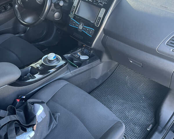 Черный Ниссан Лиф, объемом двигателя 0 л и пробегом 103 тыс. км за 9800 $, фото 10 на Automoto.ua