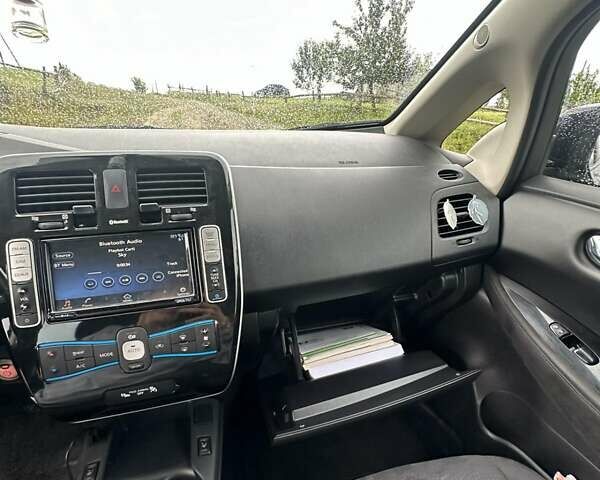 Черный Ниссан Лиф, объемом двигателя 0 л и пробегом 80 тыс. км за 7000 $, фото 10 на Automoto.ua