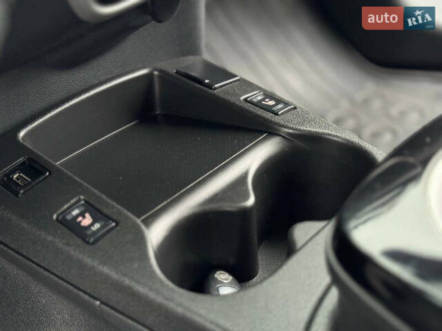 Черный Ниссан Лиф, объемом двигателя 0 л и пробегом 100 тыс. км за 6700 $, фото 37 на Automoto.ua