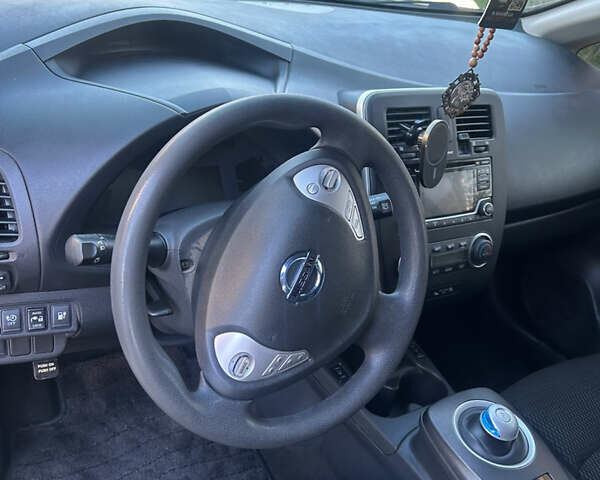 Черный Ниссан Лиф, объемом двигателя 0 л и пробегом 100 тыс. км за 7000 $, фото 7 на Automoto.ua