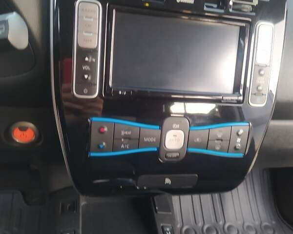 Черный Ниссан Лиф, объемом двигателя 0 л и пробегом 153 тыс. км за 8700 $, фото 9 на Automoto.ua