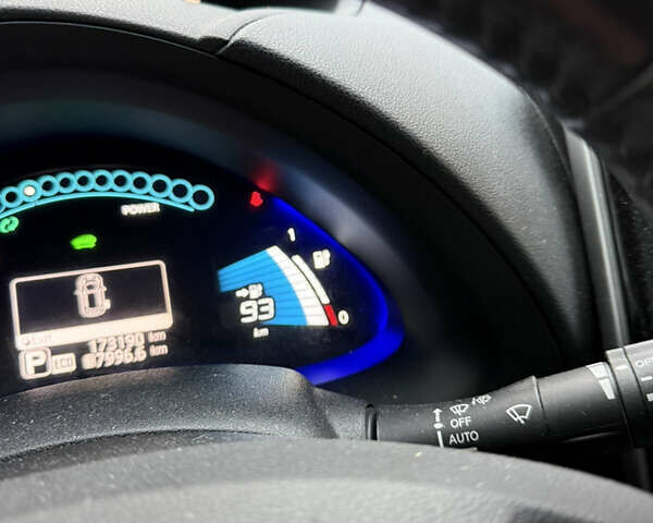 Черный Ниссан Лиф, объемом двигателя 0 л и пробегом 172 тыс. км за 7590 $, фото 11 на Automoto.ua