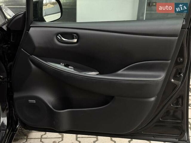 Черный Ниссан Лиф, объемом двигателя 0 л и пробегом 120 тыс. км за 6500 $, фото 23 на Automoto.ua