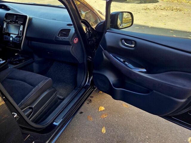 Черный Ниссан Лиф, объемом двигателя 0 л и пробегом 137 тыс. км за 7500 $, фото 7 на Automoto.ua