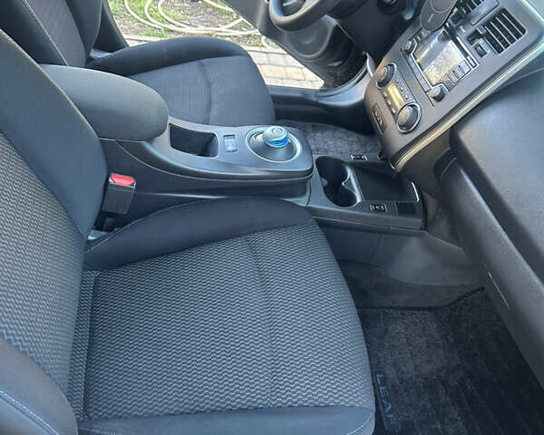 Черный Ниссан Лиф, объемом двигателя 0 л и пробегом 100 тыс. км за 7000 $, фото 13 на Automoto.ua