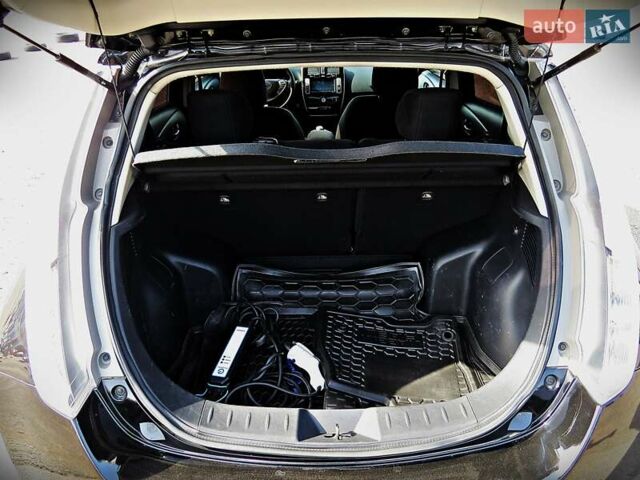 Черный Ниссан Лиф, объемом двигателя 0 л и пробегом 92 тыс. км за 9999 $, фото 22 на Automoto.ua