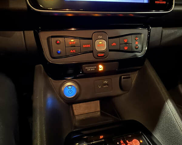 Черный Ниссан Лиф, объемом двигателя 0 л и пробегом 94 тыс. км за 12200 $, фото 22 на Automoto.ua