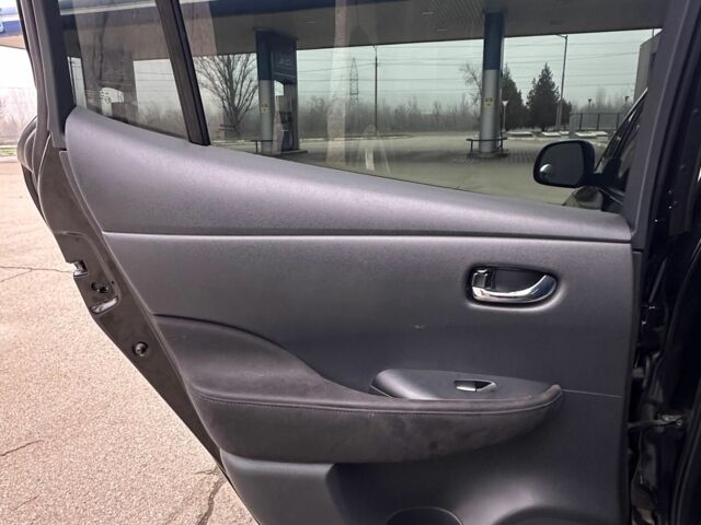 Черный Ниссан Лиф, объемом двигателя 0 л и пробегом 160 тыс. км за 5500 $, фото 16 на Automoto.ua