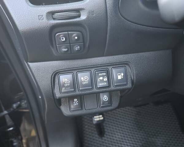 Черный Ниссан Лиф, объемом двигателя 0 л и пробегом 130 тыс. км за 7500 $, фото 18 на Automoto.ua