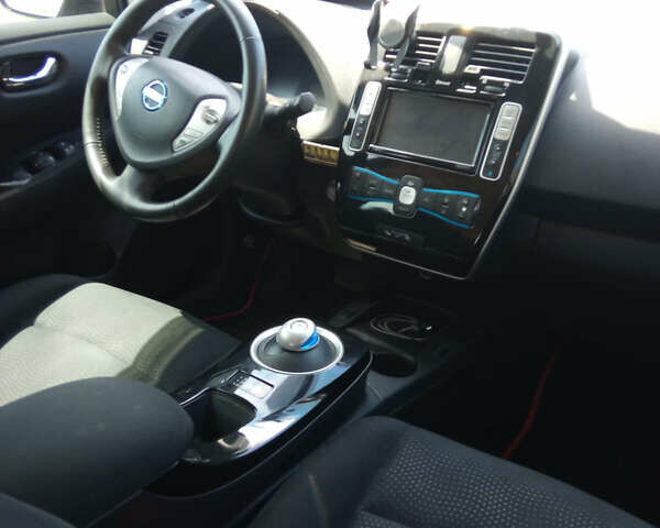 Черный Ниссан Лиф, объемом двигателя 0 л и пробегом 65 тыс. км за 9500 $, фото 8 на Automoto.ua