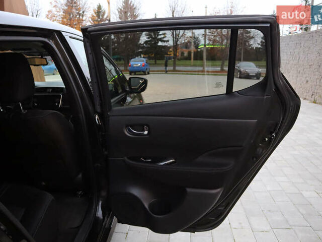 Черный Ниссан Лиф, объемом двигателя 0 л и пробегом 137 тыс. км за 12500 $, фото 12 на Automoto.ua