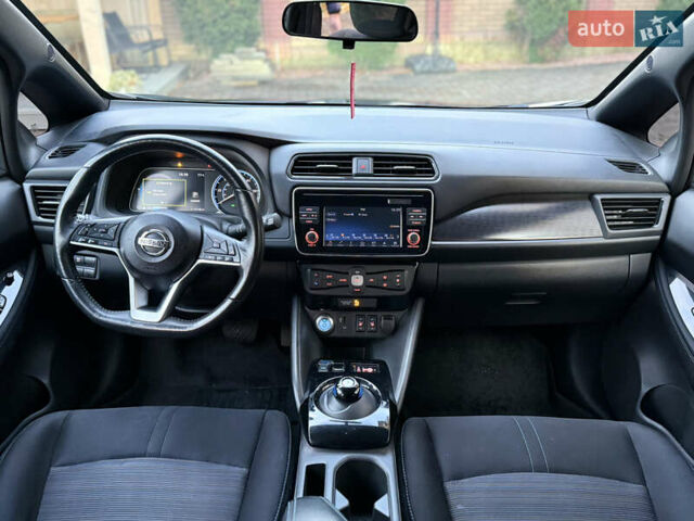 Черный Ниссан Лиф, объемом двигателя 0 л и пробегом 111 тыс. км за 11200 $, фото 12 на Automoto.ua